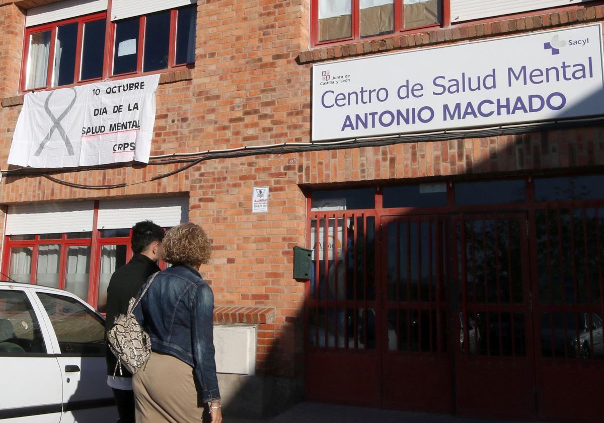 Dos personas acceden al centro de salud mental Antonio Machado.