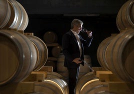 El empresario José Moro cata uno de sus vinos.