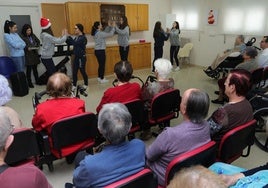 Estudiantes de Maristas bailan para los usuarios de la residencia San Telmo.