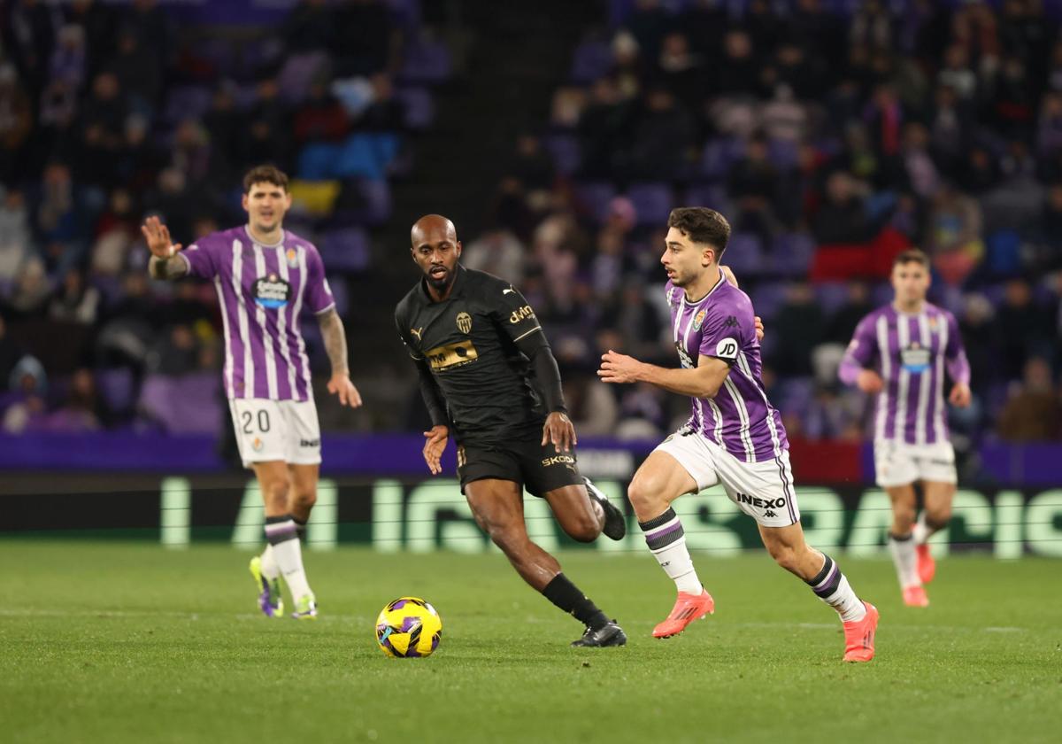 Moro avanza con el balón controlado durante el último partido frente al Valencia.