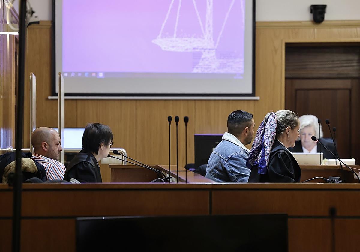 Presunto agresor y víctima, a la izquierda, durante el juicio celebrado el 4 de diciembre en la Audiencia de Valladolid.