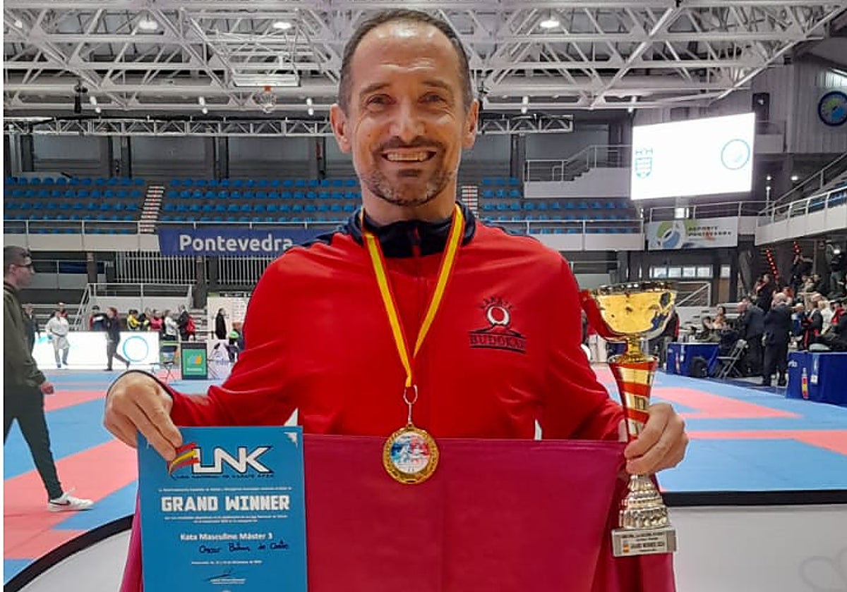 Óscar Botrán junto al título de 'Grand Winner' y el primer premio