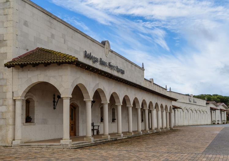 Exterior de las Bodegas Hnos. Pérez Pascuas.