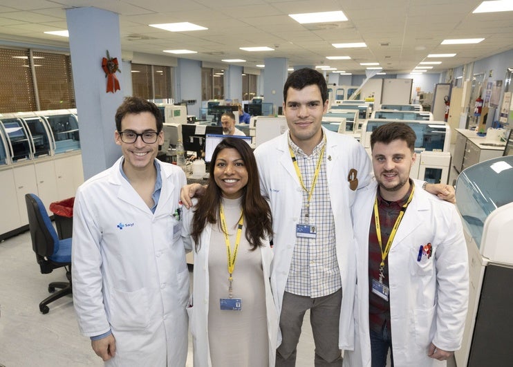 Los doctores Ángel C. López Regueiro, Wysali Trapiello Fernández, Guillermo Velasco de Cos y Rafael García Martínez, en el área de Análisis Clínicos del hospital vallisoletano.