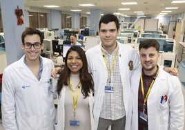 Los doctores Ángel C. López Regueiro, Wysali Trapiello Fernández, Guillermo Velasco de Cos y Rafael García Martínez, en el área de Análisis Clínicos del hospital vallisoletano.