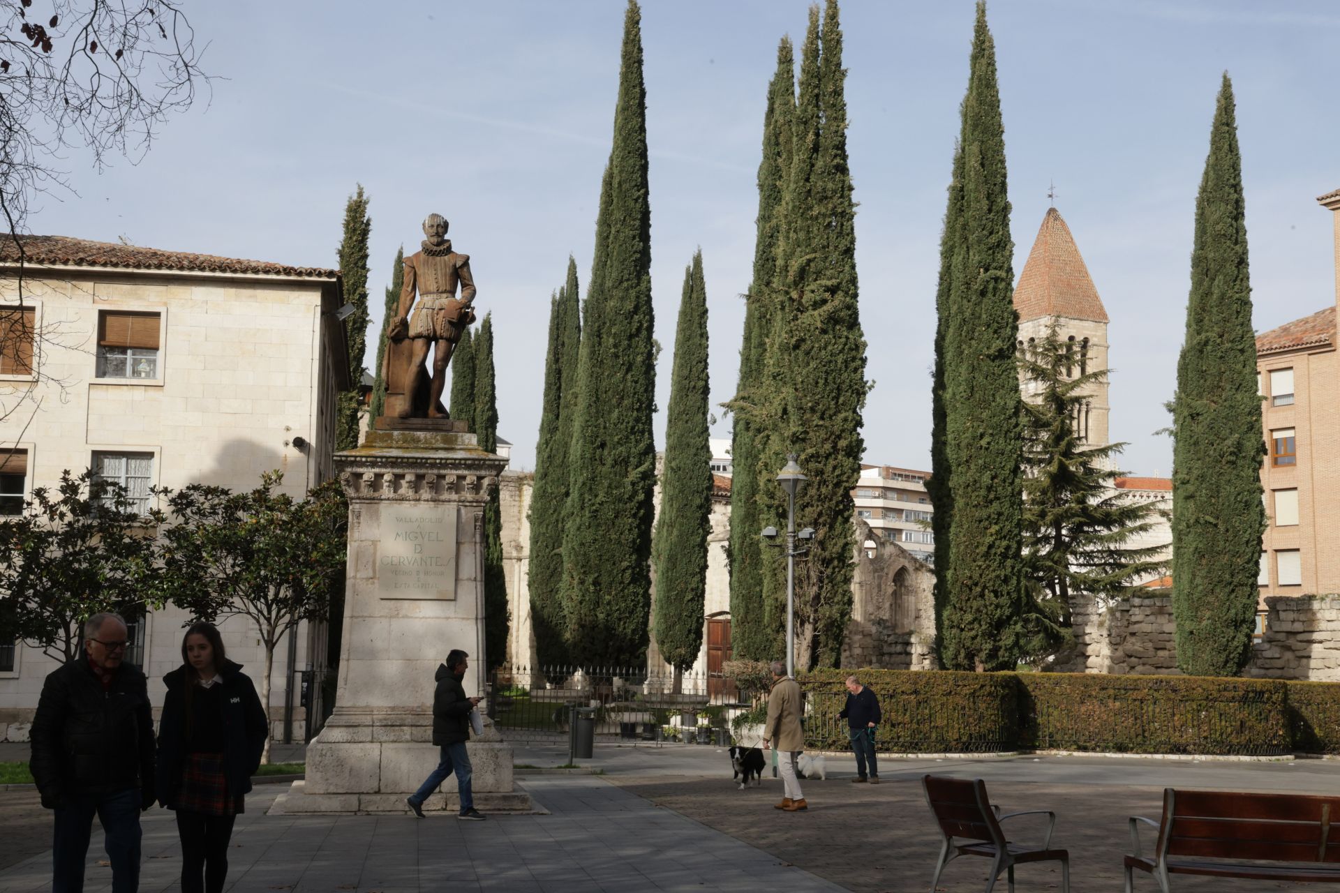 Un recorrido en imágenes por la Plaza de la Universidad