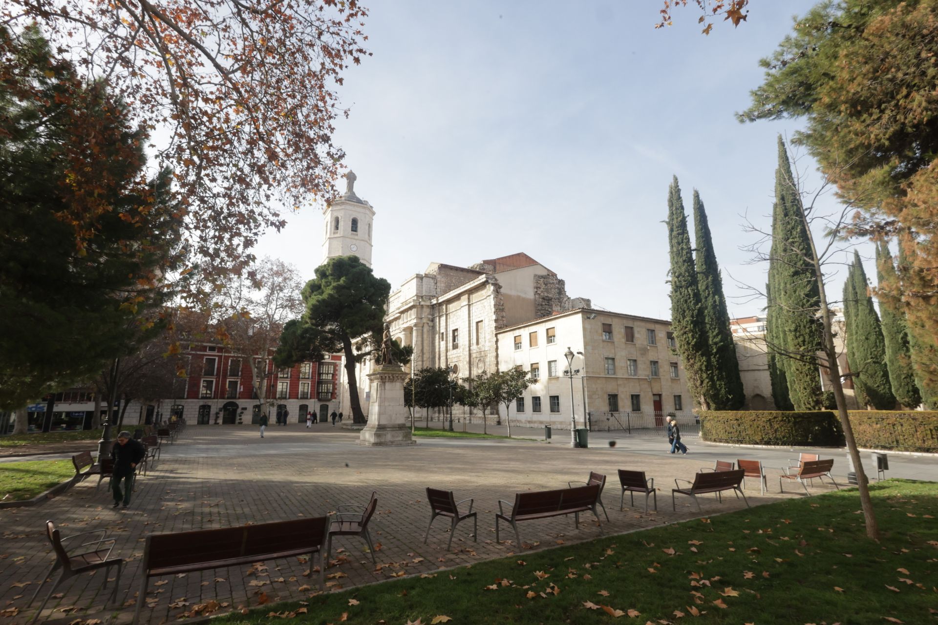 Un recorrido en imágenes por la Plaza de la Universidad