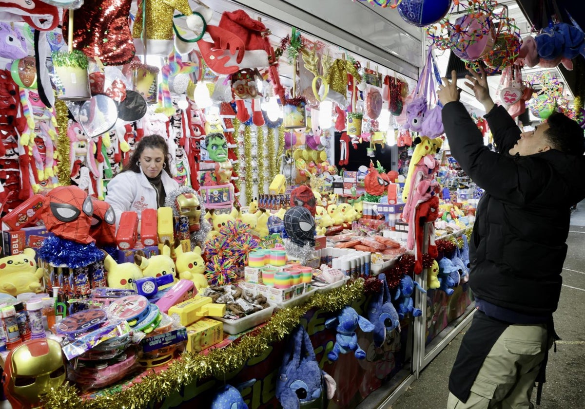 Puesto de bromas y productos infantiles en la Acera Recoletos.