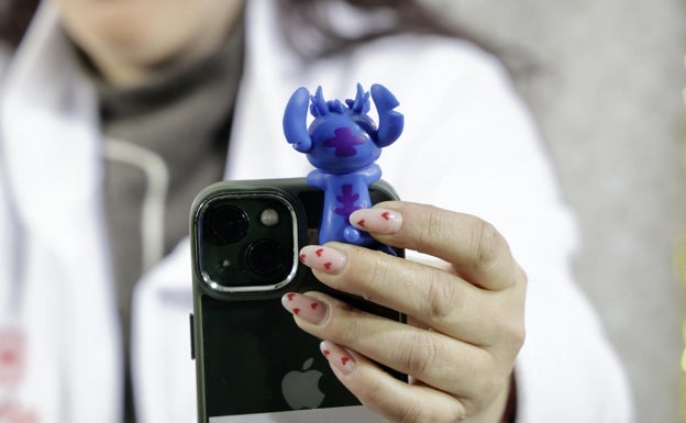 'Sonny Angel' de Stitch pegado en un teléfono móvil.