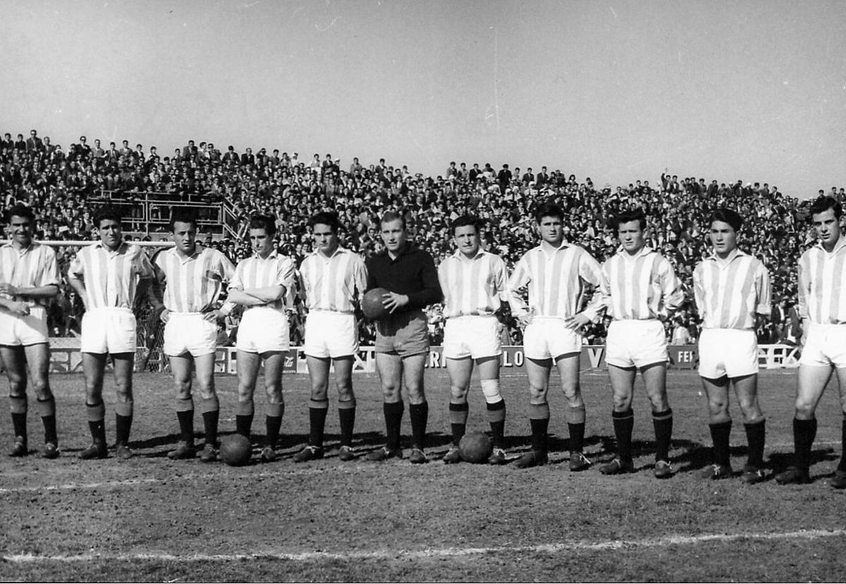 Este es el equipo del Real Valladolid que ascendió a 1ª división como brillante campeón en la temporada 1958-59 batiendo varios récords, como el de mayor realizador de la Liga con 70 goles en 30 partidos, entre ellos los ocho que le endosó al Gerona.