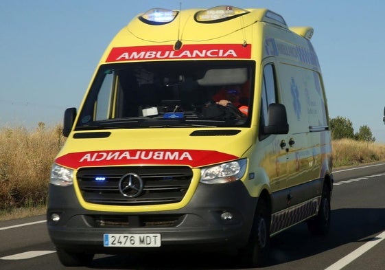 Ambulancia en una carretera de la provincia de Segovia.