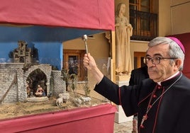 Luis Arguello bendice la exposicion de belenes inaugurada hoy en el Arzobispado de Valladolid.