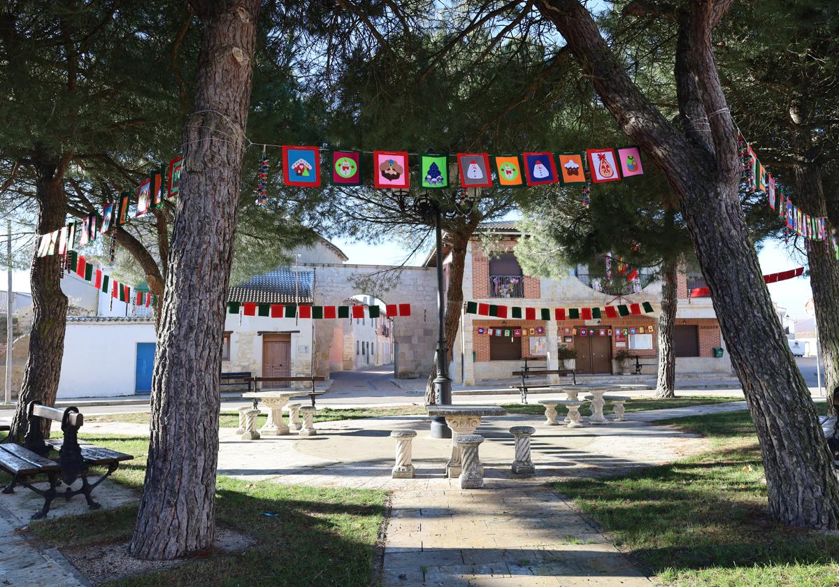 Plaza decorada con el Nacimiento en madera y adornos realizados por las mujeres del municipio.