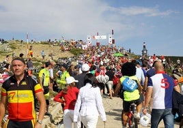 Ambiente en la Bola del Mundo durante una etapa con final en la mítica cima entre Segovia y Madrid.