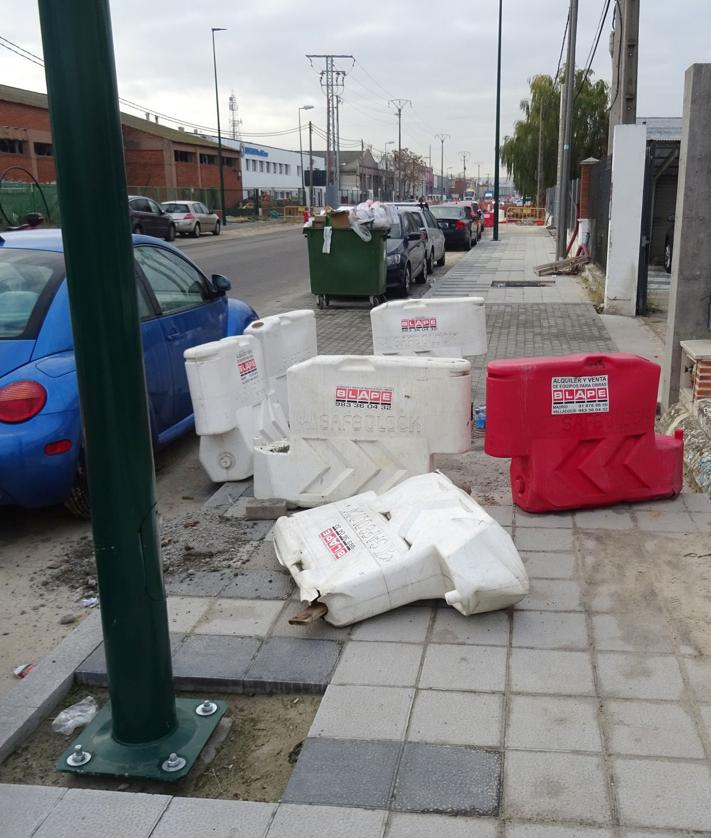 Imagen secundaria 2 - Estado de las aceras y parterres del tramo inicial de la avenida de El Norte de Castilla.