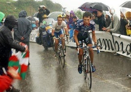 Roberto Heras, poco antes de levantar los brazos en el Angliru, en 2002.