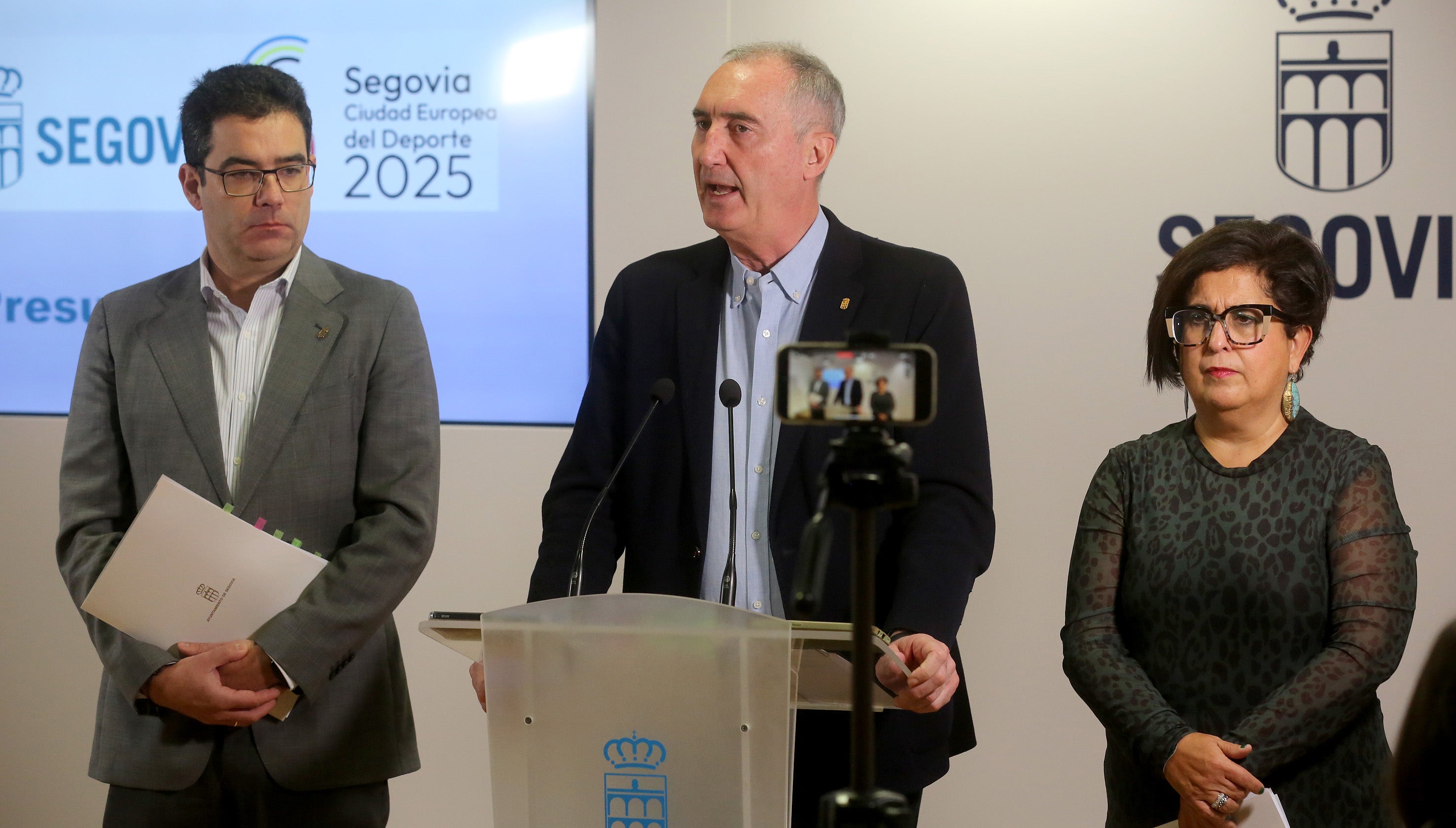 José Mazarías presenta los presupuestos de 2025 junto a José Luis Horcajo y Rosalía Serrano.