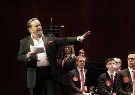 El actor Fernando Cayo, durante el pregón de Navidad celebrado en el Teatro Calderón.