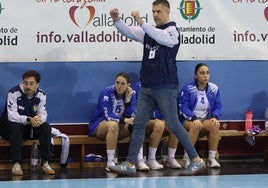 Salva Puig celebra una acción de las suyas en el encuentro ante Guardés.