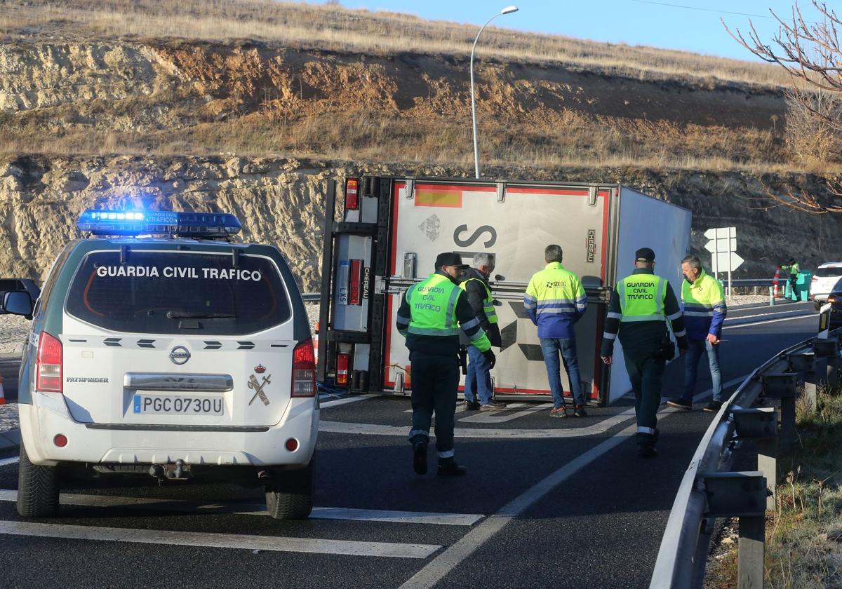 Fotografías del vuelco de un camión en la rotonda de Tejadilla