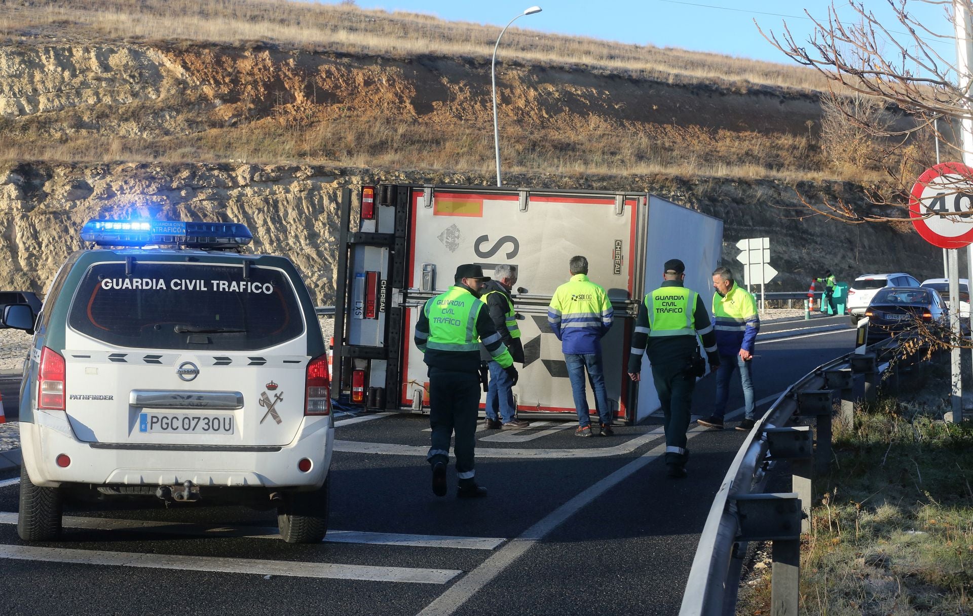 Fotografías del vuelco de un camión en la rotonda de Tejadilla