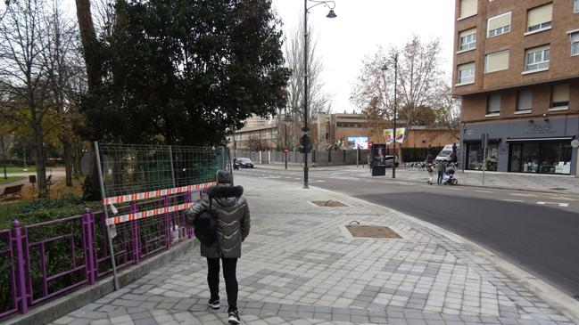 Imagen después - La acera de la plaza de Poniente, aún con la gasolinera (2015), y en la actualidad (2024).