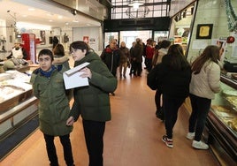 Los alumnos de La Salle descubren la Plaza de Abastos