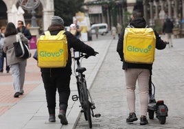 Dos repartidores de Glovo en la Plaza Mayor de Valladolid.