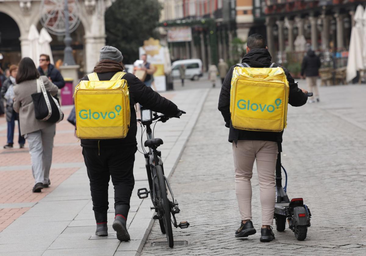 Dos repartidores de Glovo en la Plaza Mayor de Valladolid.