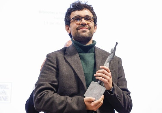 Juan Herrero recibe el trofeo como ganador de la 78 edición del Premio Adonáis de Poesía.