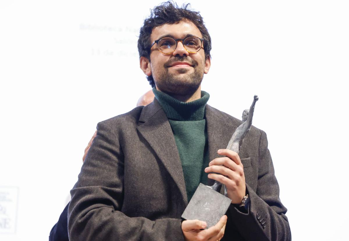 Juan Herrero recibe el trofeo como ganador de la 78 edición del Premio Adonáis de Poesía.