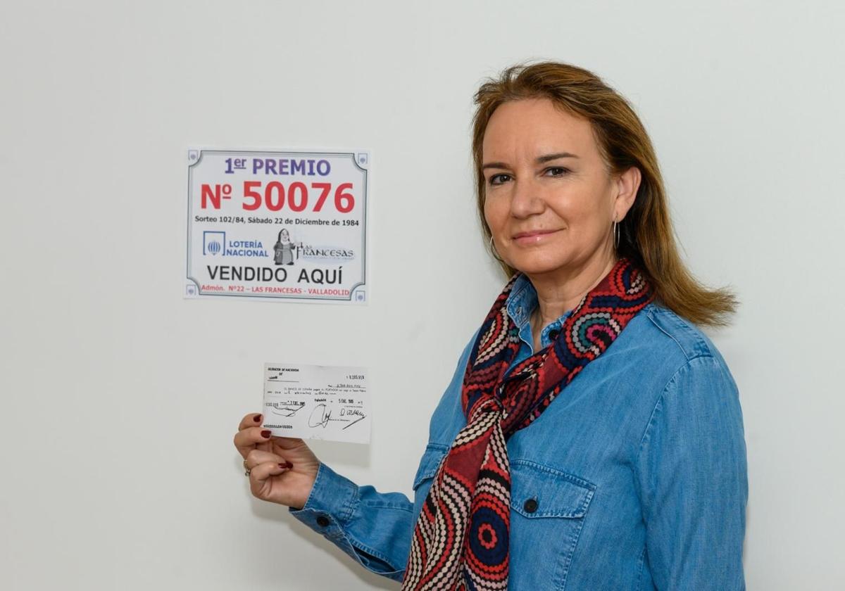 Beatriz Álvarez Gilsanz con el número premiado y una copia del cheque con el premio.