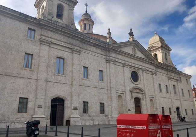 A la derecha, la puerta de acceso al Museo Oriental.