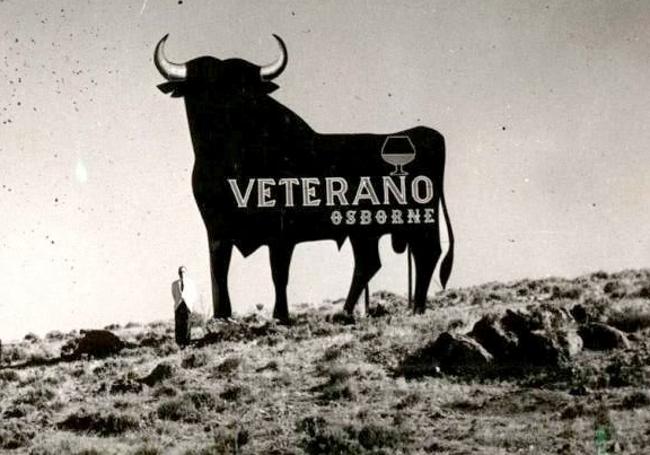 El primer toro de Osborne tenía los cuernos blancos, grandes letras rojas perfiladas en blanco con la leyenda 'Veterano Osborne' y una copa de brandy.