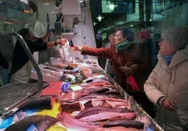 Los clientes ultiman las compras en la Plaza de Abastos.