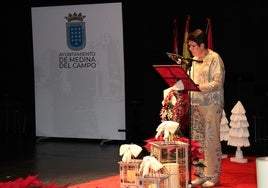 María Ángeles Rodríguez enunciando el pregón de la Navidad en Medina del Campo