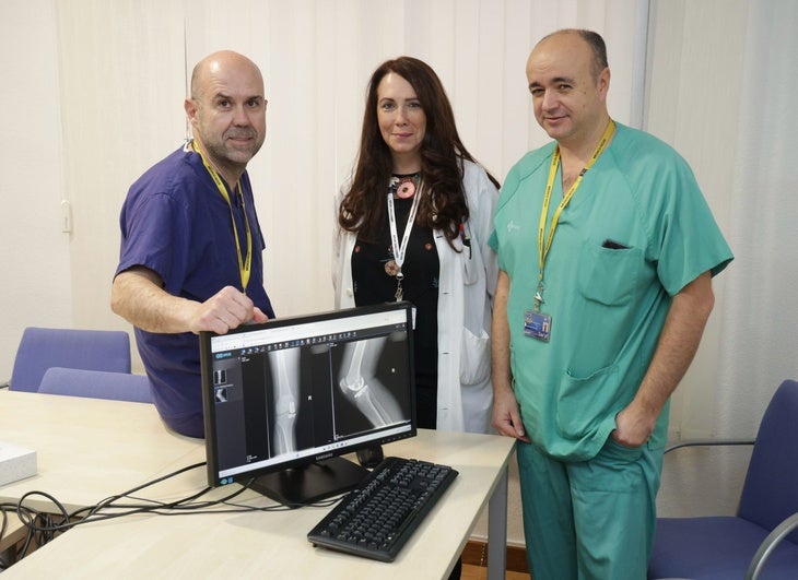 David Noriega, jefe del Servicio de Traumatología del Hospital Clínico de Valladolid; Carmen Estébanez, subdirectora médica quirúrgica del hospital, y José María Trigueros, médico adjunto de la Unidad de Rodilla.