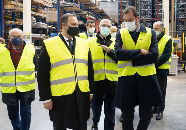 José Luis Ábalos y Óscar Puente, durante la visita del entonces ministro a los nuevos talleres de Renfe en Valladolid.