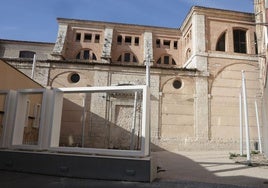 El nuevo espacio privado de uso público ofrece una vista panorámica de la trasera del monasterio.