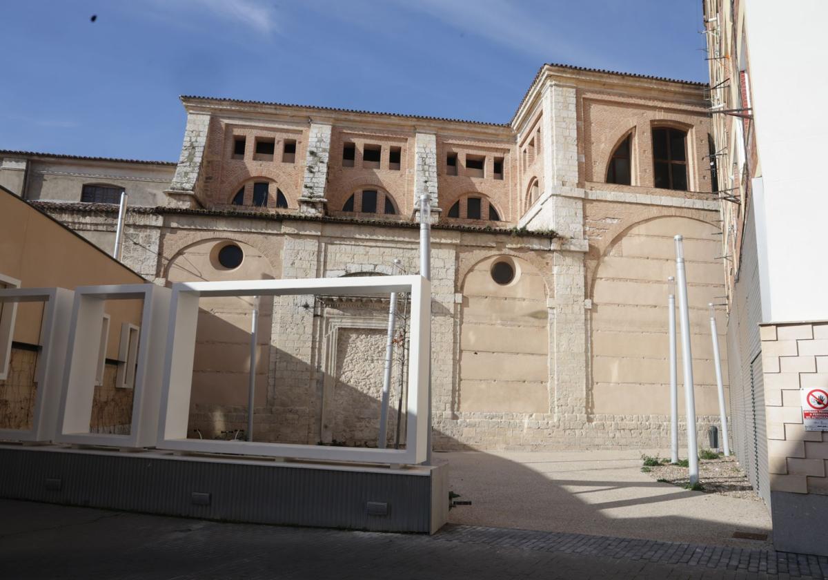 El nuevo espacio privado de uso público ofrece una vista panorámica de la trasera del monasterio.