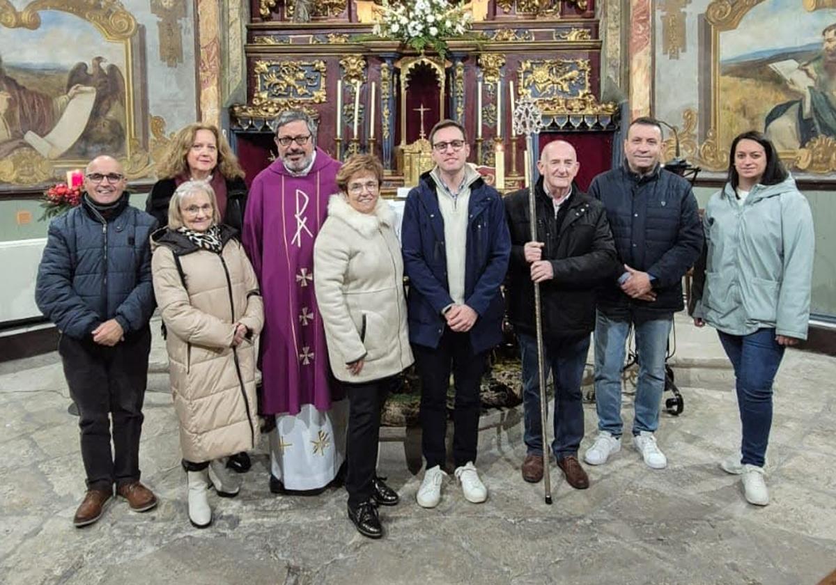 Mariano Ortega León porta la vara de presidente de la Cofradía de Nuestra Señora Virgen de la Soterraña, junto al resto de la nueva directiva y el párroco de Olmedo.