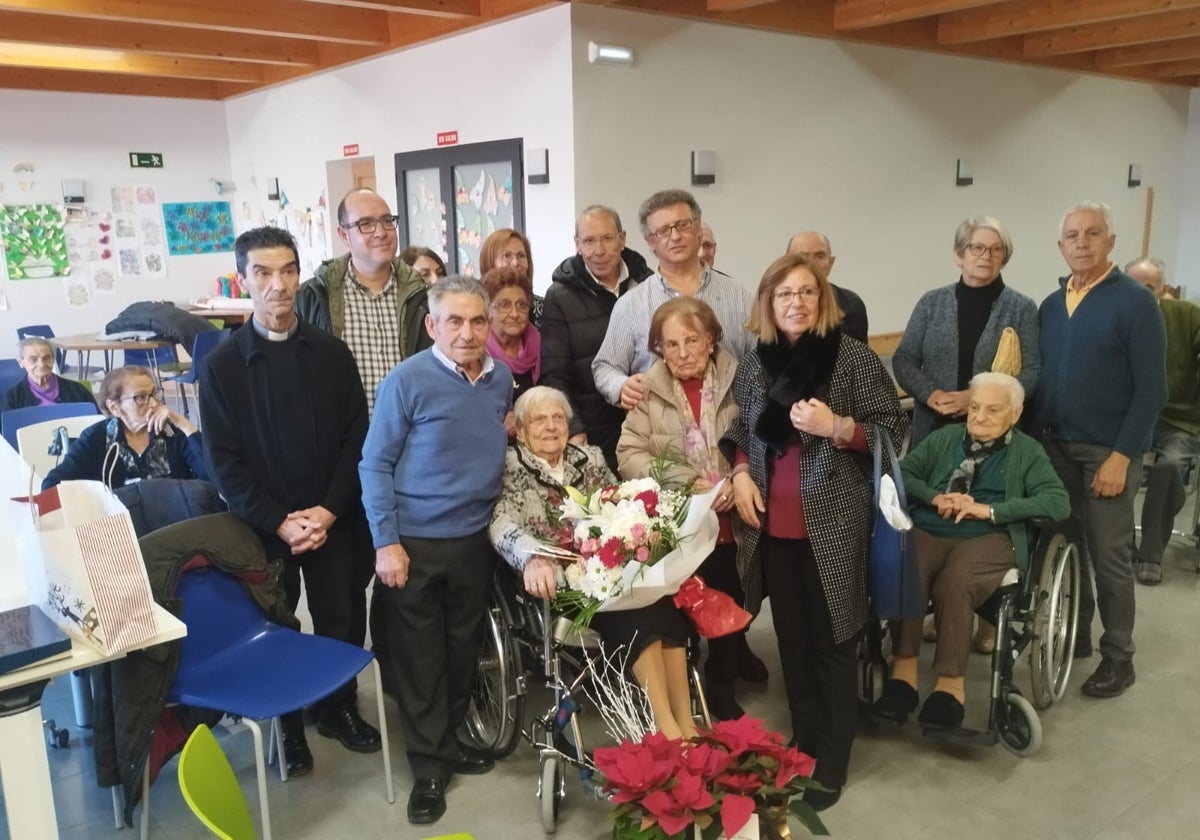 Manuela González, junto a los alcaldes de los los dos pueblos, el párroco y familiares