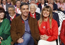 El presidente del Gobierno, Pedro Sánchez, y su mujer, Begoña Gómez, durante el 41 Congreso Federal del PSOE, el 1 de diciembre.