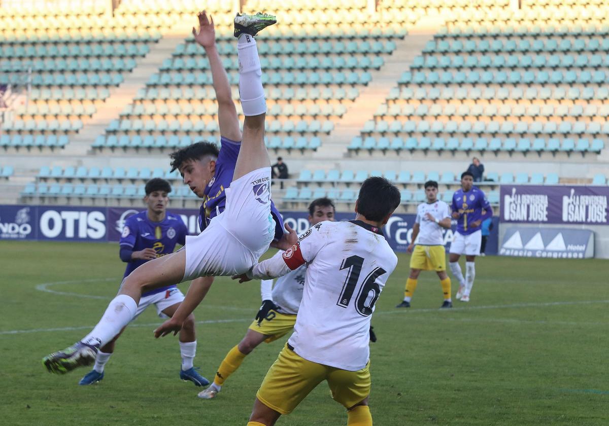 Hugo de Bustos, desequilibrado en un salto en uno de los duelos del encuentro.