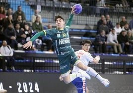 Lautaro Robledo, durante el último partido del Viveros Herol Balonmano Nava.