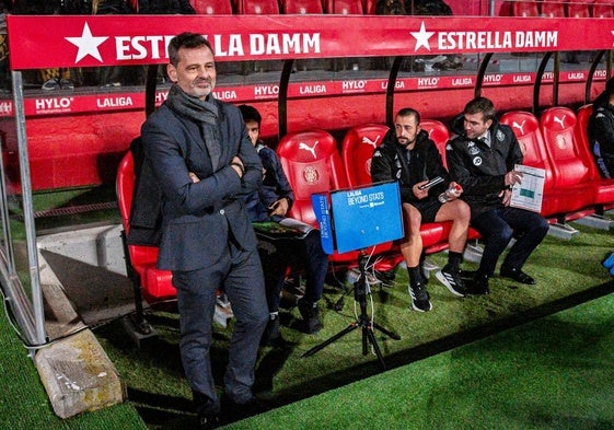 Diego Cocca, en el banquillo visitante antes de comenzar el partido en Montilivi.