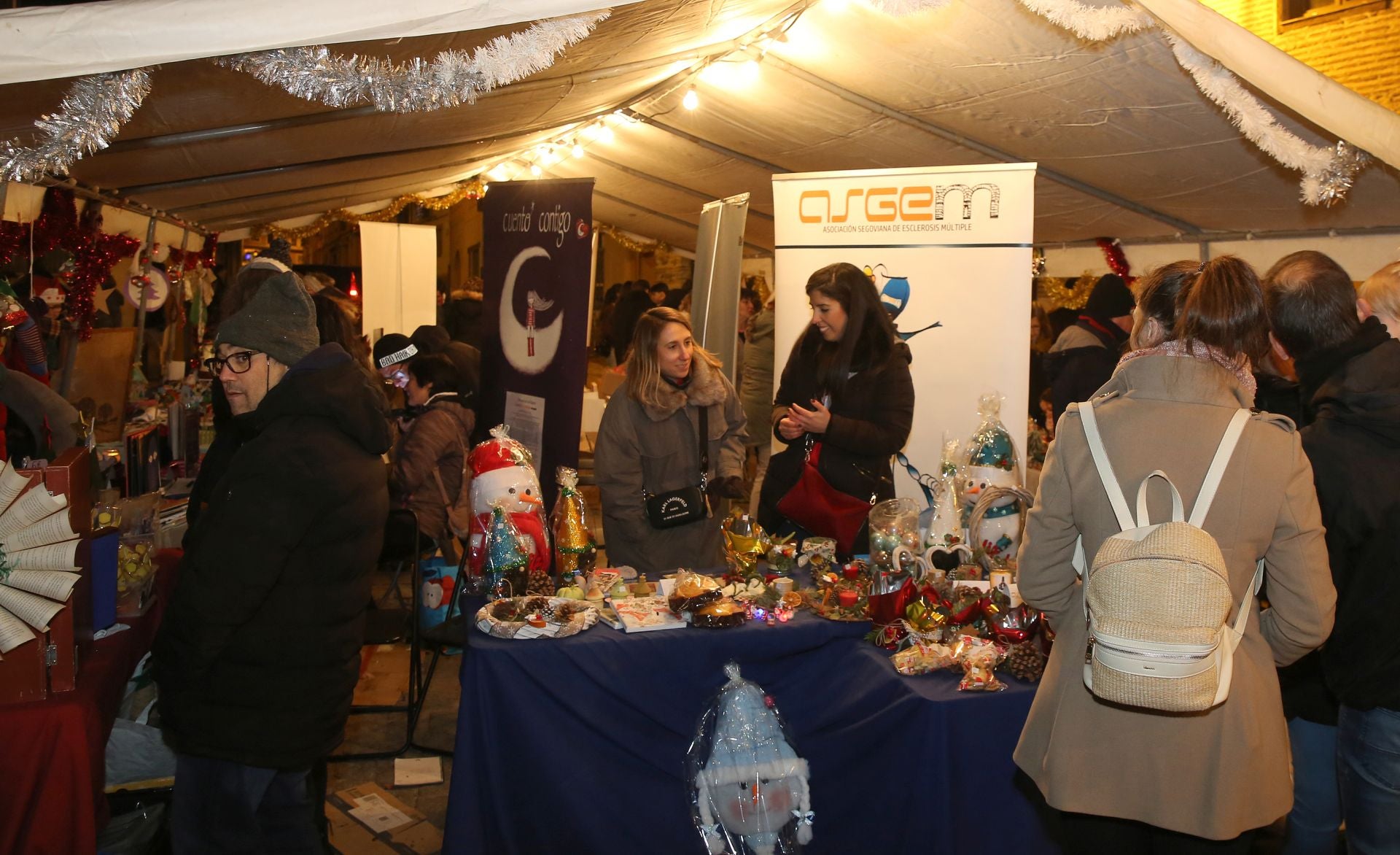 Fotografías del mercado solidario del barrio de San Lorenzo