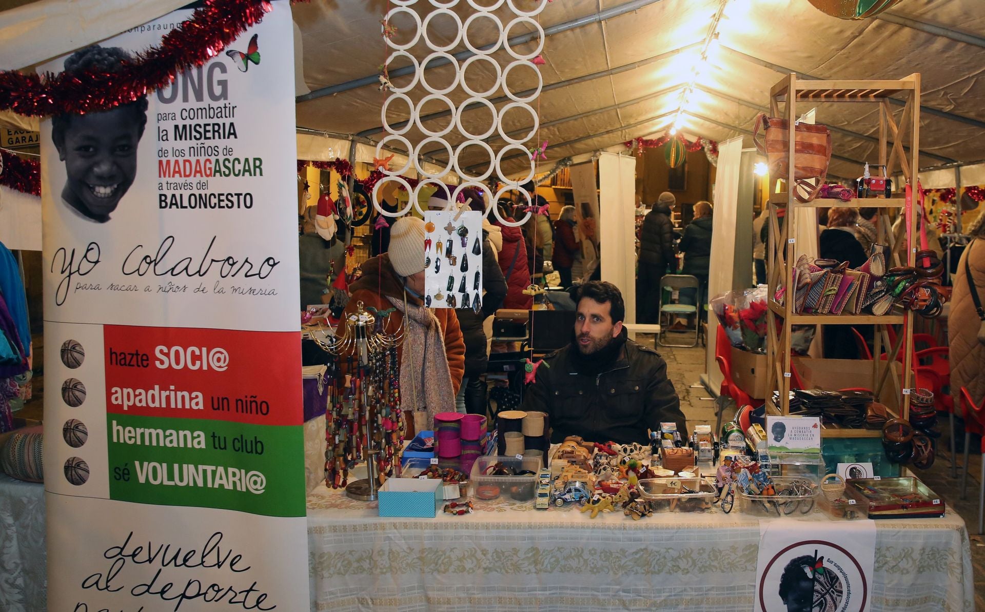 Fotografías del mercado solidario del barrio de San Lorenzo