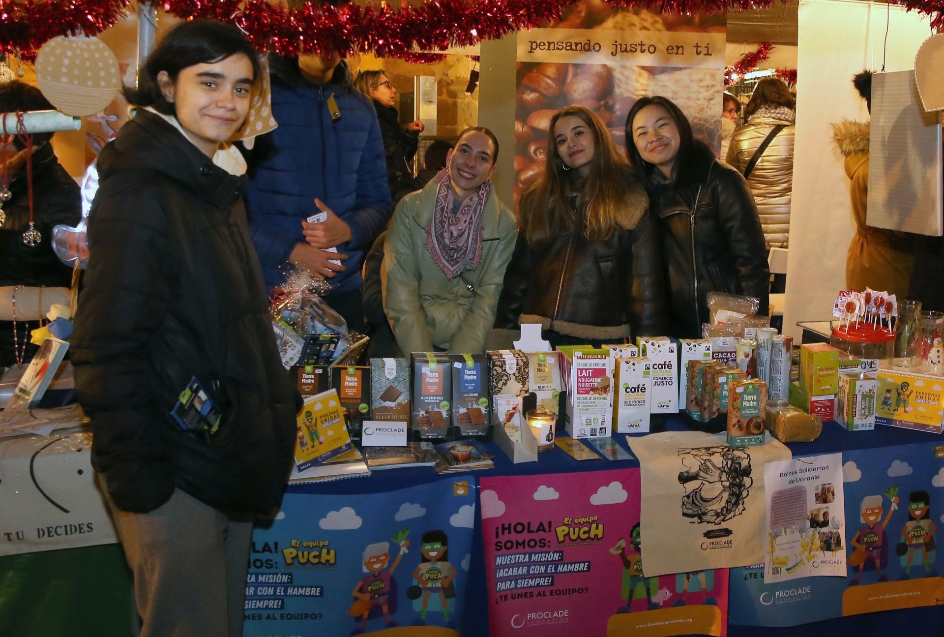 Fotografías del mercado solidario del barrio de San Lorenzo