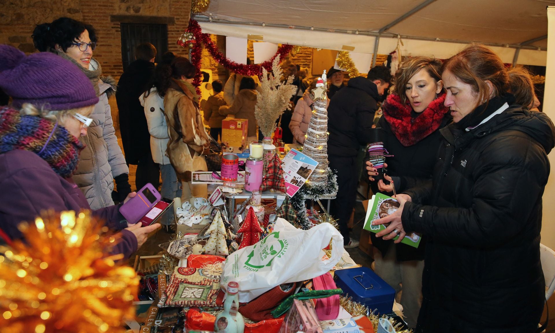 Fotografías del mercado solidario del barrio de San Lorenzo